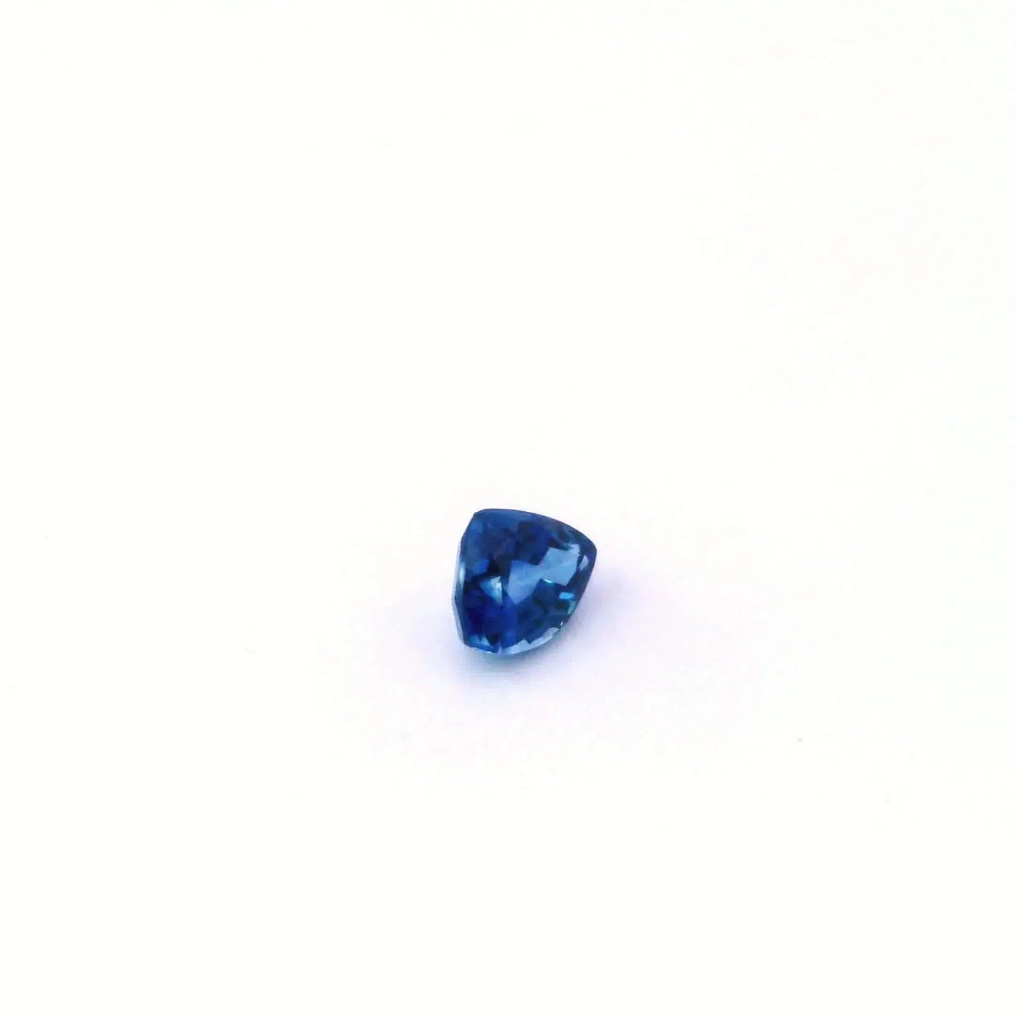 0.91ct trilliant natural sapphire (colour blue, clarity slightly included, cut faceted)