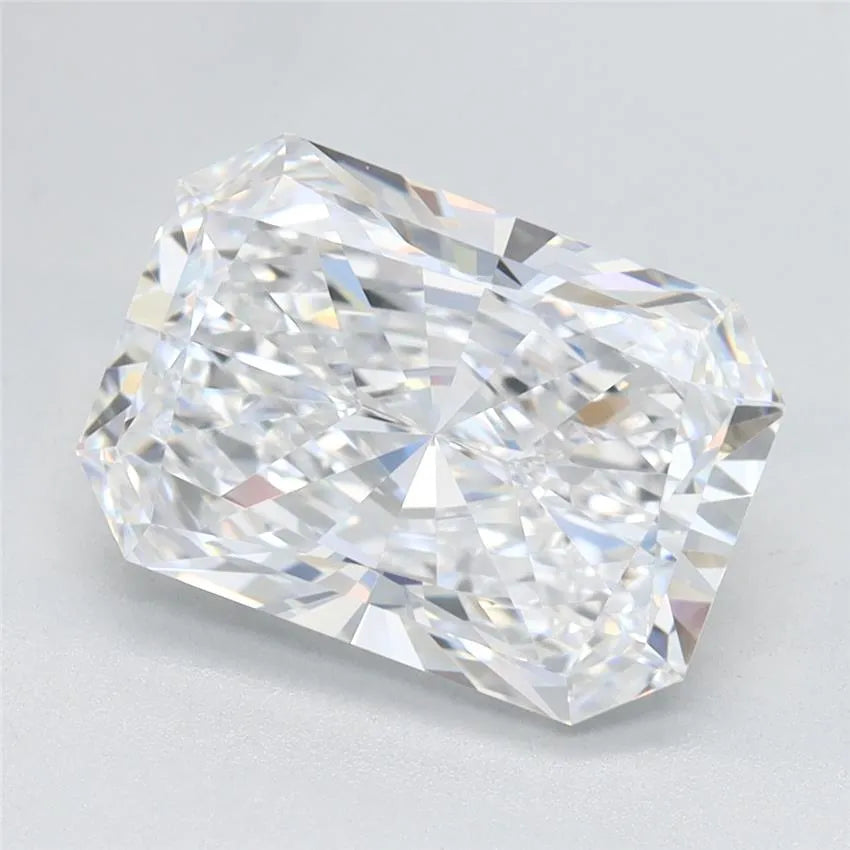 2.9 carats radiant diamond