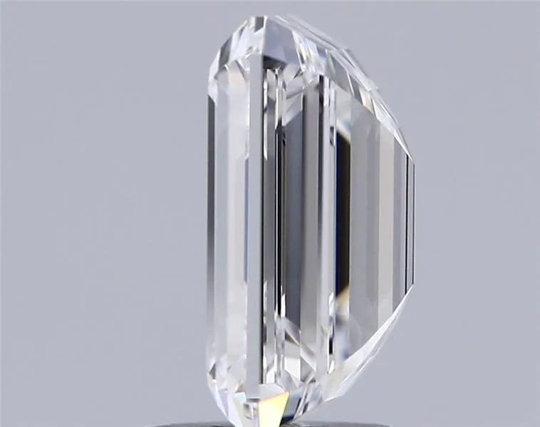 3.5 carats emerald diamond