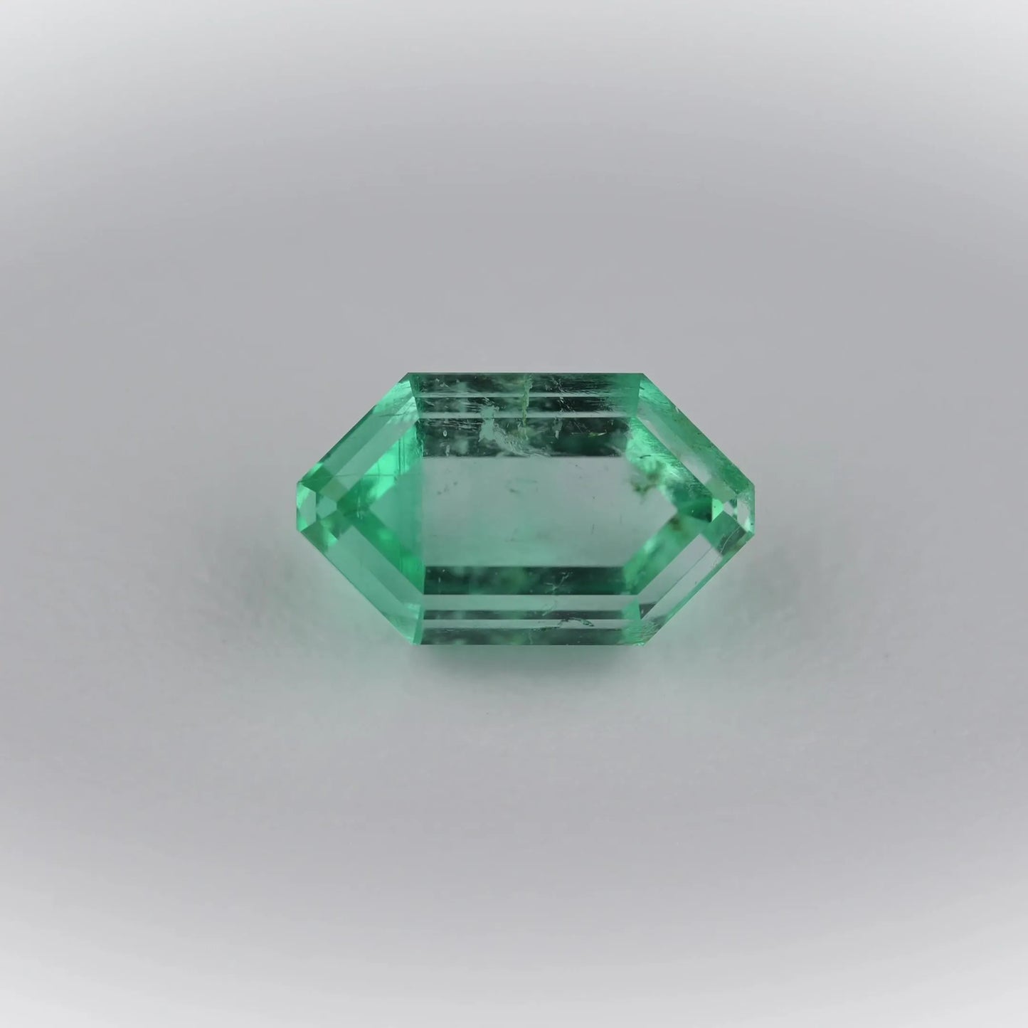 0.92ct octagonal natural emerald (colour green, clarity eye clean, cut faceted)