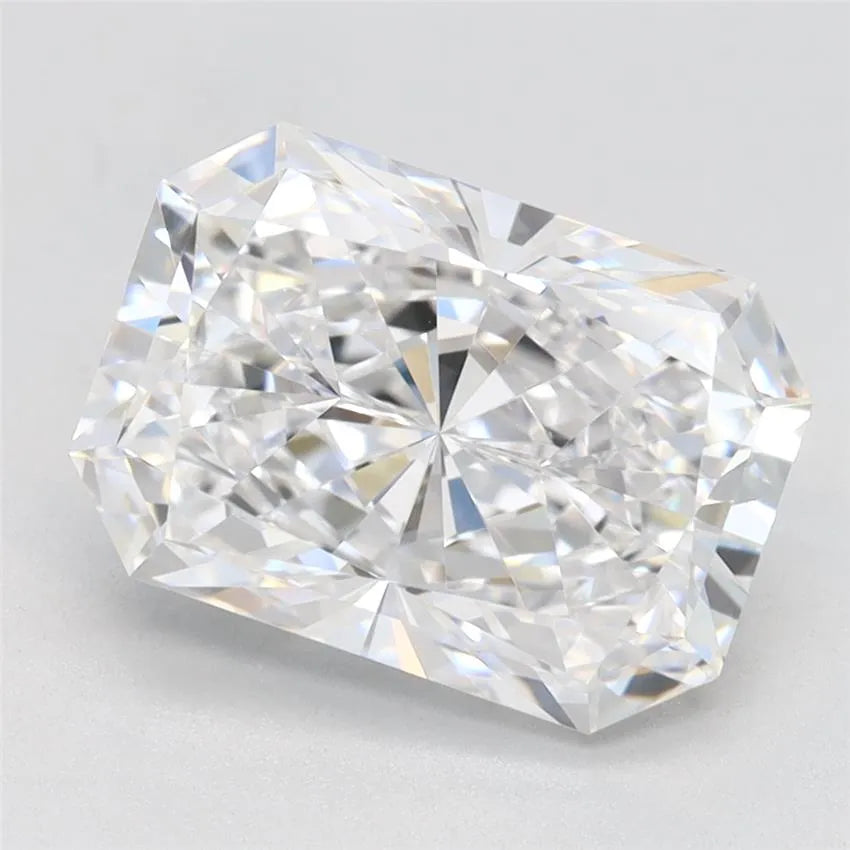 2.9 carats radiant diamond