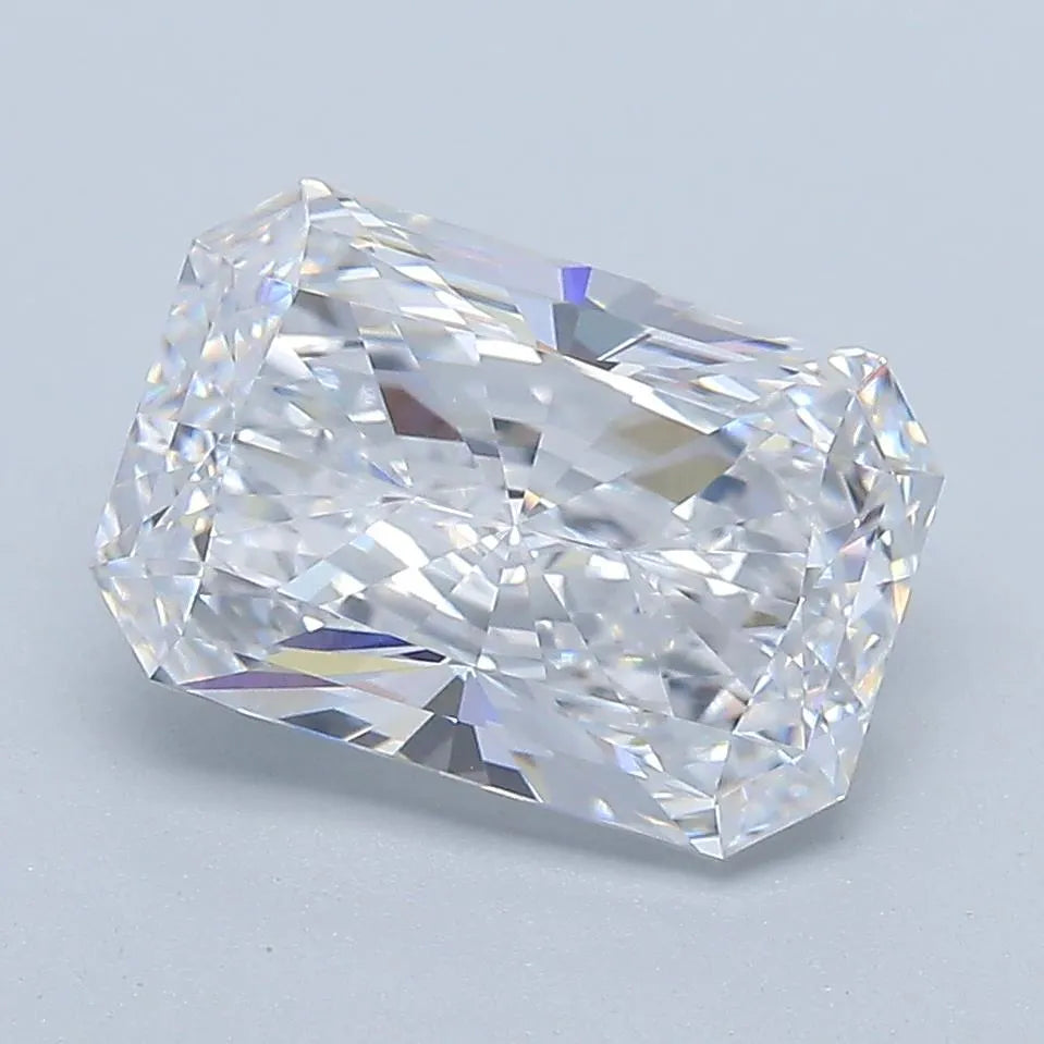 2.9 carats radiant diamond