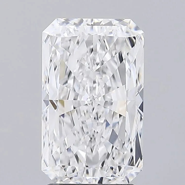 2.9 carats radiant diamond