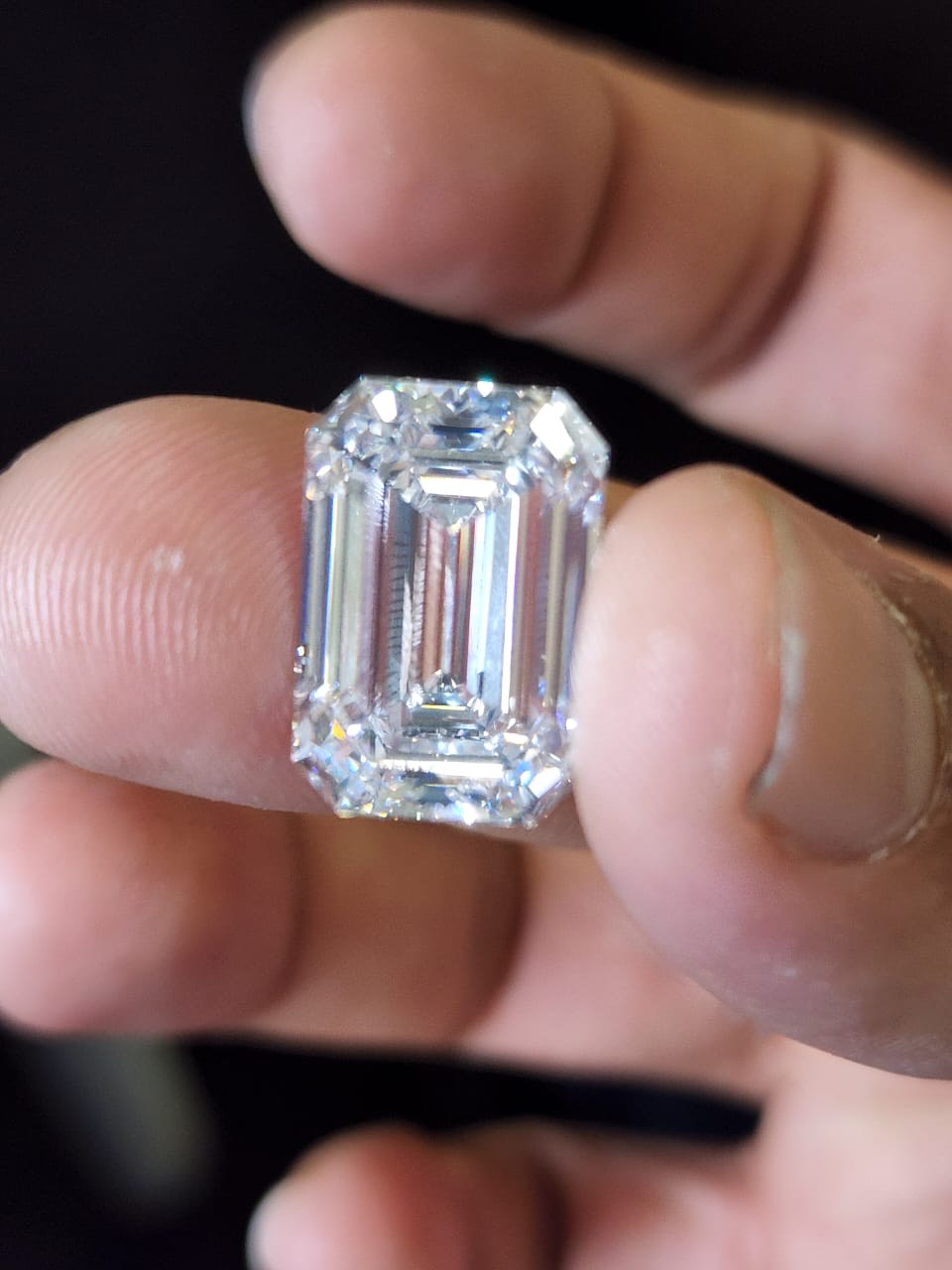 15.73 carats emerald diamond