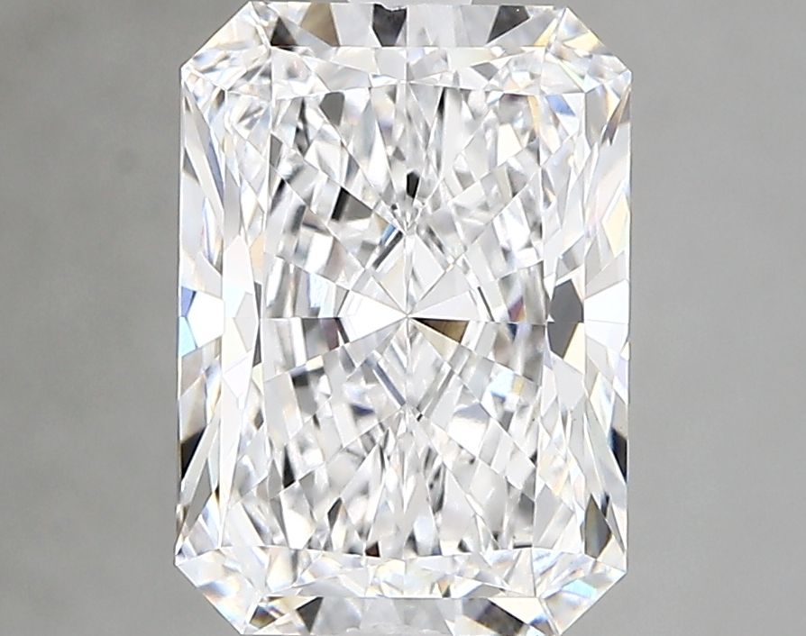 2.9 carats radiant diamond